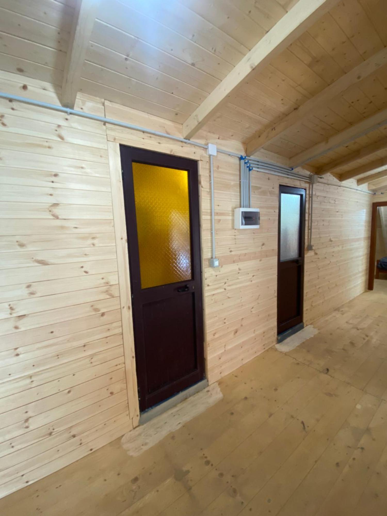 Riverside Komani Lake Room photo