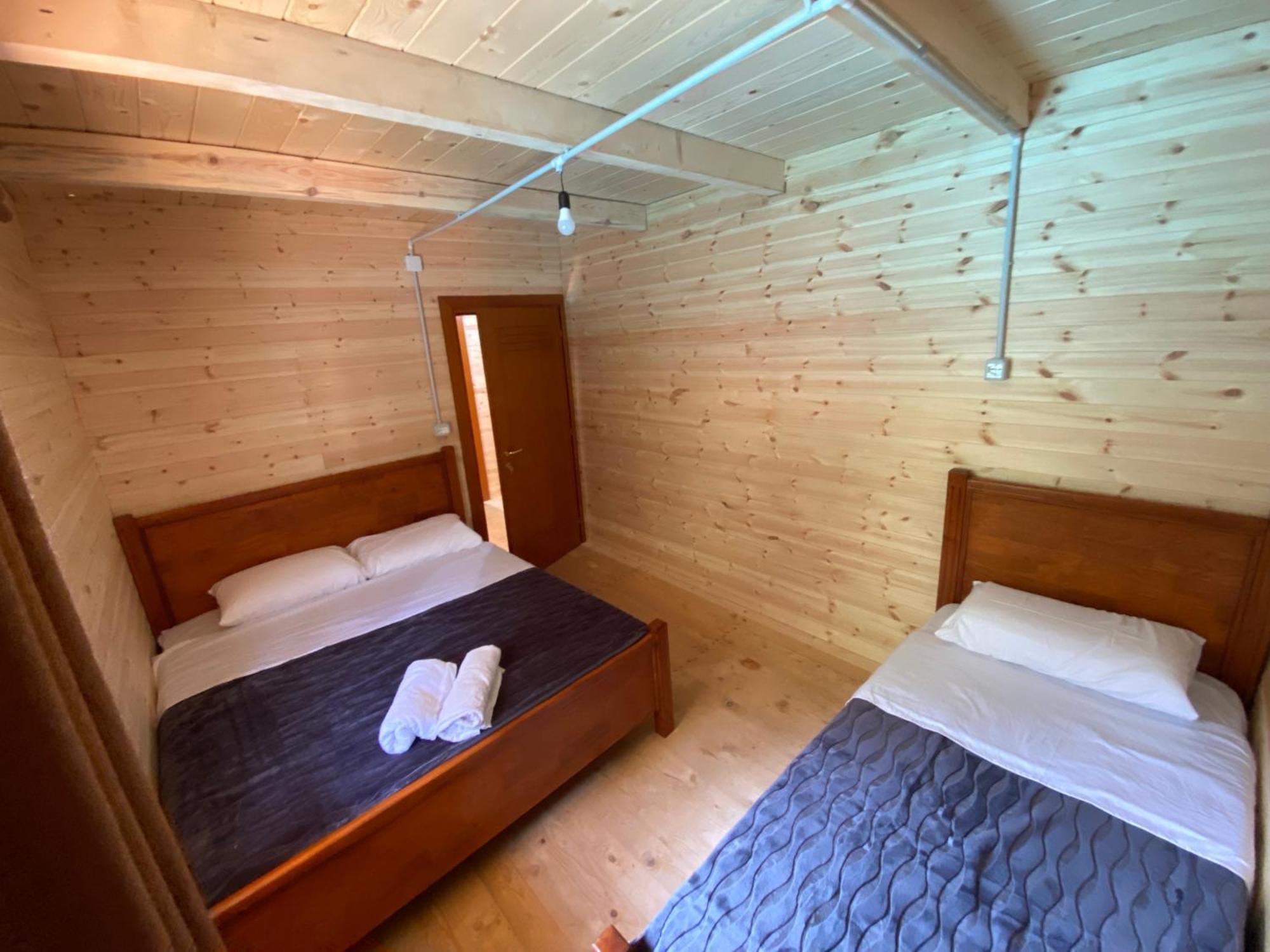 Riverside Komani Lake Room photo