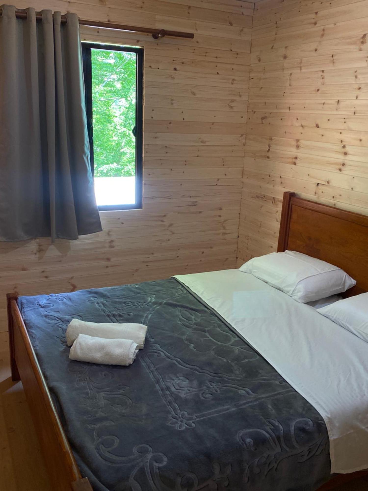 Riverside Komani Lake Room photo