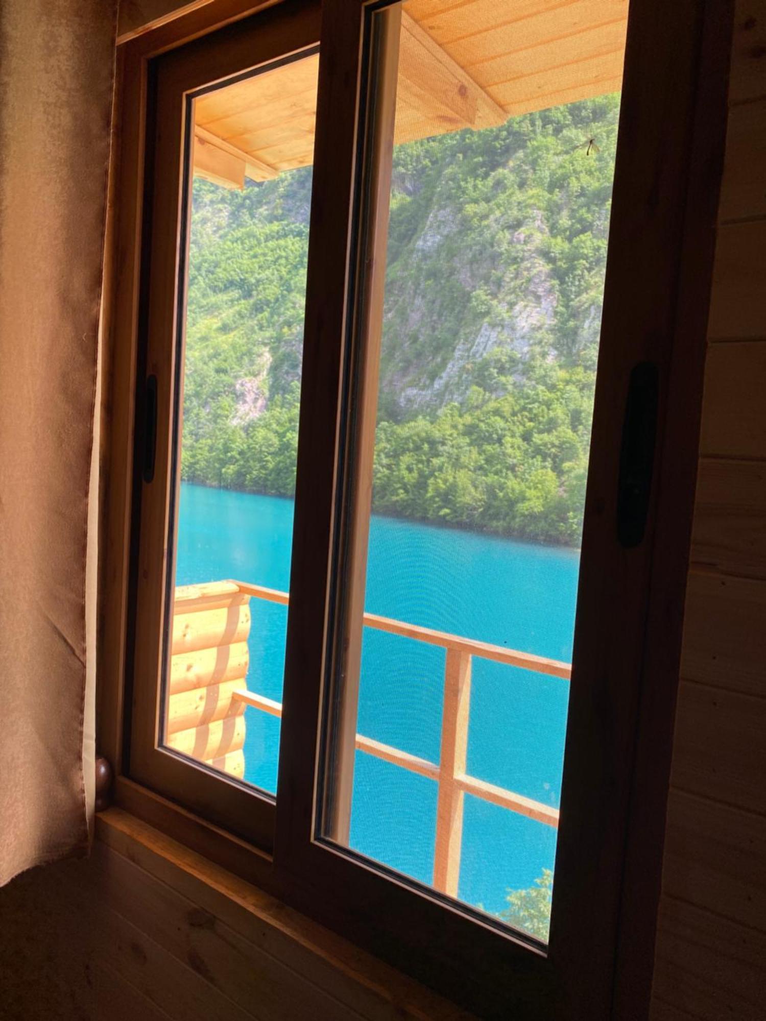 Riverside Komani Lake Room photo