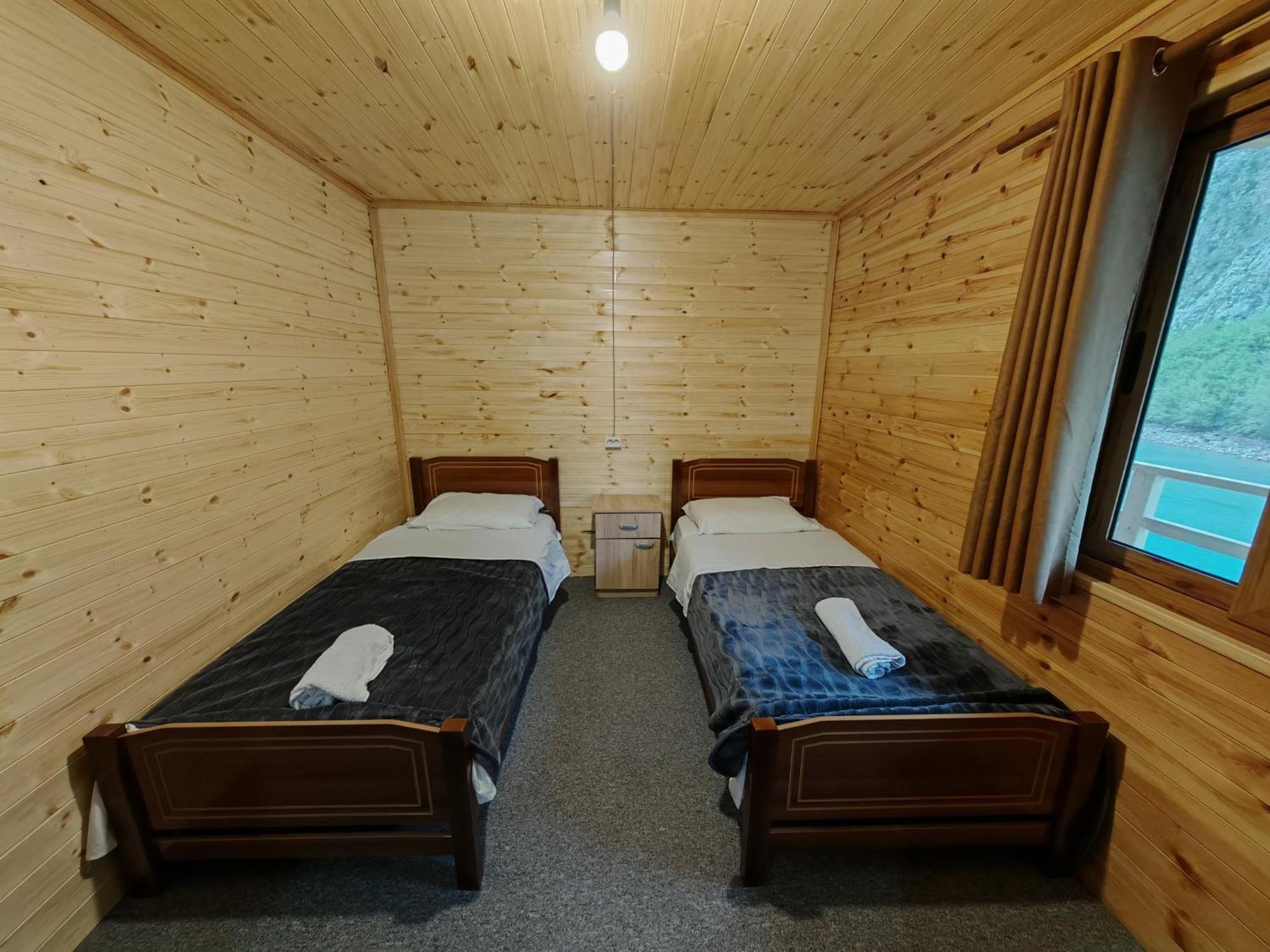 Riverside Komani Lake Room photo