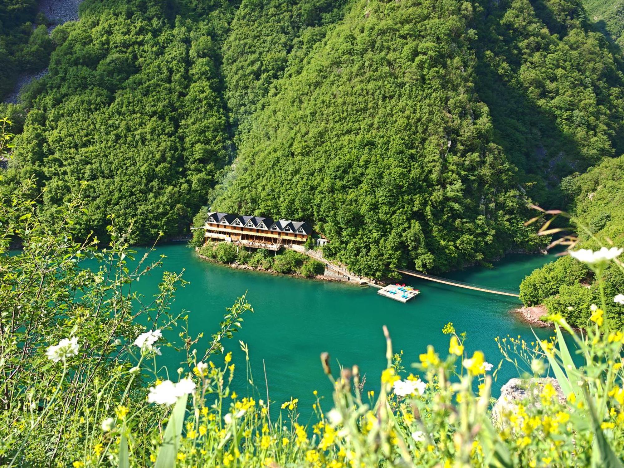 Riverside Komani Lake Exterior photo